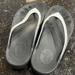 Oofos flip flops size 9/40eu EUC